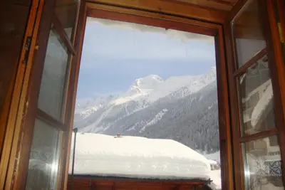 Ein allgemeiner Bergblick oder ein Berglick von des Gasthauses aus