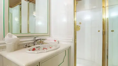 Ein Badezimmer in der Unterkunft Chalet Kisseye by Zermatt Premium Apartments
