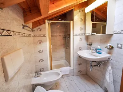 Ein Badezimmer in der Unterkunft Apartment Bergere-1 by Interhome