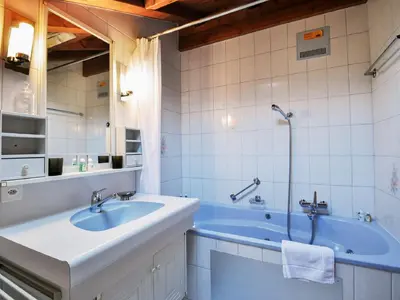 Ein Badezimmer in der Unterkunft Apartment Bergere-1 by Interhome