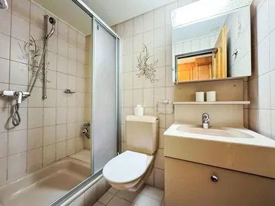 Ein Badezimmer in der Unterkunft Apartment Haus Bellevue-6 by Interhome