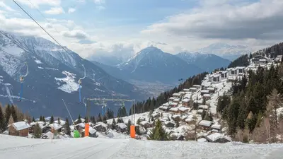 Ein allgemeiner Bergblick oder ein Berglick von des Ferienhauses aus