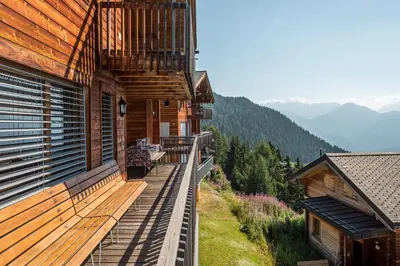 Ein allgemeiner Bergblick oder ein Berglick von des Ferienhauses aus