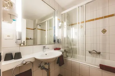 Ein Badezimmer in der Unterkunft Hotel Alfa Superieur - Leukerbad-Therme