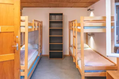 Ein Bett oder Betten in einem Zimmer der Unterkunft Brienz Youth Hostel