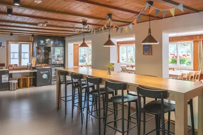 Ein Restaurant oder anderes Speiselokal in der Unterkunft Brienz Youth Hostel