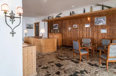 Ein Sitzbereich in der Unterkunft Hotel Schwarzsee
