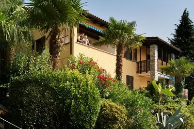 Ein Garten an der Unterkunft Reka-Ferienanlage Brissago