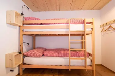 Ein Etagenbett oder Etagenbetten in einem Zimmer der Unterkunft Ferienchalet Sonne
