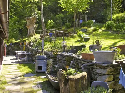 Ein Garten an der Unterkunft Baracca Backpacker