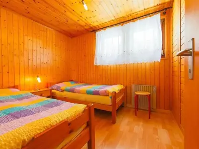Ein Bett oder Betten in einem Zimmer der Unterkunft Apartment Almenrausch 1- OG Süd-Ost by Interhome