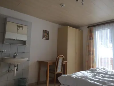 Ein Bett oder Betten in einem Zimmer der Unterkunft B&B Haus Granit Saas Grund