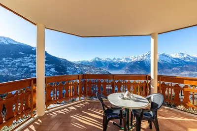 Ein allgemeiner Bergblick oder ein Berglick von der Ferienwohnung aus