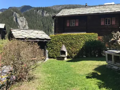 Ein allgemeiner Bergblick oder ein Berglick von des Chalets aus