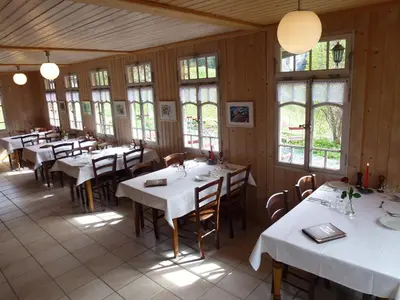 Ein Restaurant oder anderes Speiselokal in der Unterkunft Hotel Waldrand