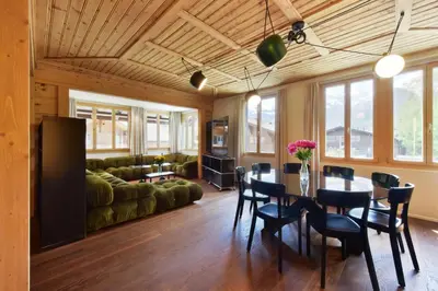 Ein Sitzbereich in der Unterkunft Ferienlenk Mountain Village