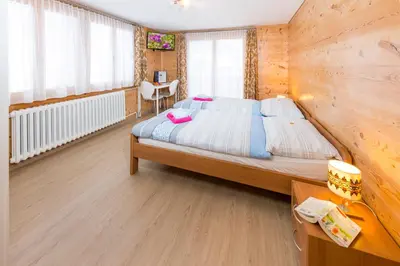 Ein Bett oder Betten in einem Zimmer der Unterkunft Haus Miranda Grächen