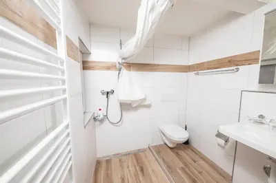 Ein Badezimmer in der Unterkunft Haus Astoria