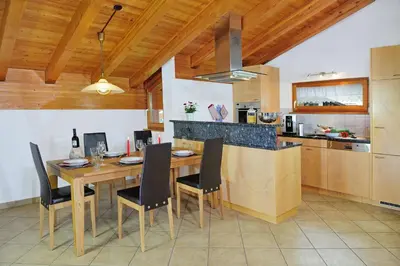 Küche/Küchenzeile in der Unterkunft Chalet Z`Wichjehüs