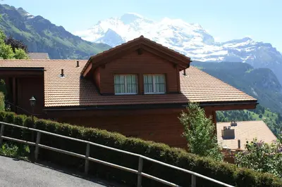 Ein allgemeiner Bergblick oder ein Berglick von des Chalets aus