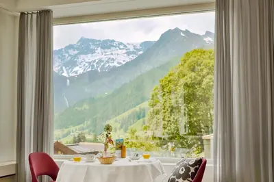 Ein allgemeiner Bergblick oder ein Berglick von des Hotels aus