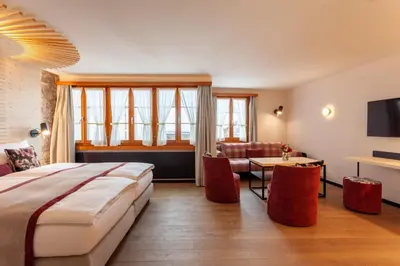 Ein Bett oder Betten in einem Zimmer der Unterkunft Sonne Andermatt Swiss Quality Hotel