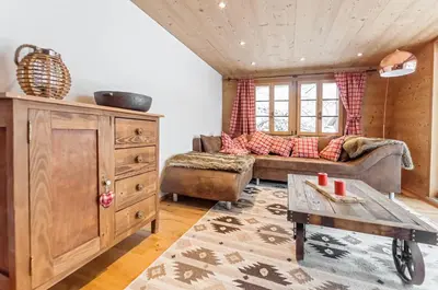 Ein Sitzbereich in der Unterkunft Chic Alpine Apartment for 5 - Perfect for skiers