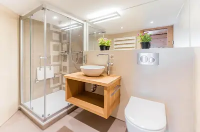 Ein Badezimmer in der Unterkunft Chic Alpine Apartment for 5 - Perfect for skiers