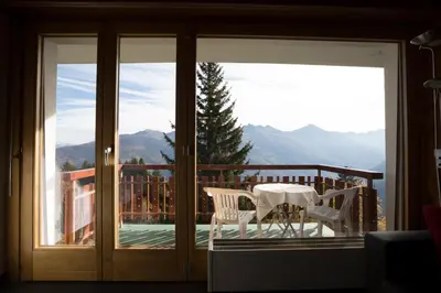 Ein allgemeiner Bergblick oder ein Berglick von der Ferienwohnung aus
