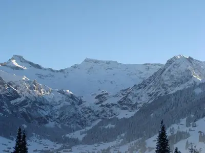 Ein allgemeiner Bergblick oder ein Berglick von des Chalets aus