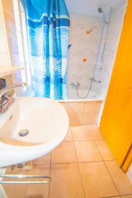 Ein Badezimmer in der Unterkunft Sunny Day Holiday Apartment