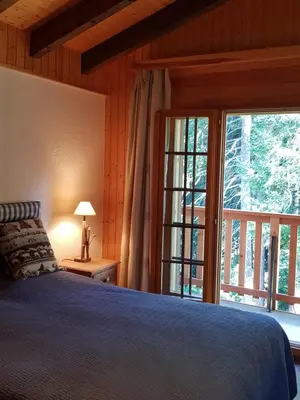 Ein Bett oder Betten in einem Zimmer der Unterkunft Rue de Bel-Aube Chalet Joli 10