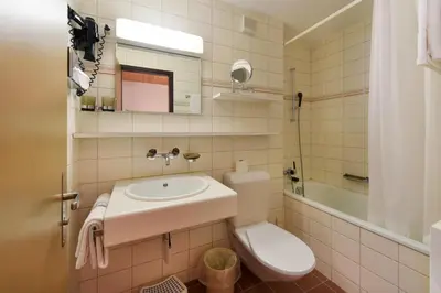 Ein Badezimmer in der Unterkunft Hotel Krone Lenk