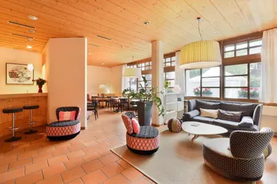 Ein Sitzbereich in der Unterkunft Hotel Krone Lenk
