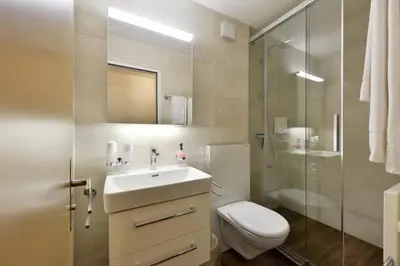 Ein Badezimmer in der Unterkunft Hotel Krone Lenk