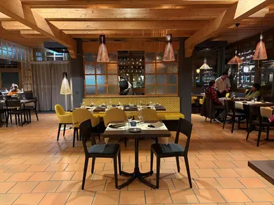 Ein Restaurant oder anderes Speiselokal in der Unterkunft Hotel Krone Lenk