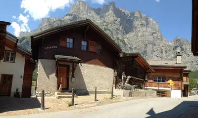 Ein allgemeiner Bergblick oder ein Berglick von des Chalets aus