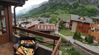 Ein allgemeiner Bergblick oder ein Berglick von des Chalets aus