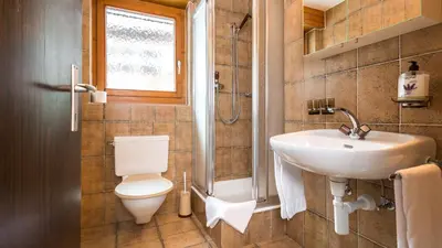 Ein Badezimmer in der Unterkunft Haus Alba