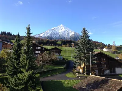 Ein allgemeiner Bergblick oder ein Berglick von der Ferienwohnung aus