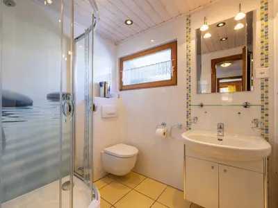 Ein Badezimmer in der Unterkunft Chalet L'Alouette by Interhome