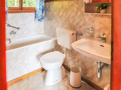 Ein Badezimmer in der Unterkunft Chalet Mungg by Interhome
