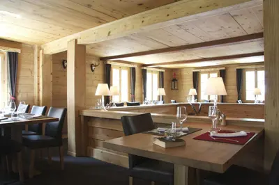 Ein Restaurant oder anderes Speiselokal in der Unterkunft Hotel Walliserkanne