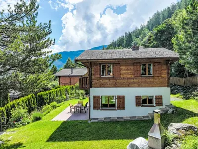 Ein allgemeiner Bergblick oder ein Berglick von des Chalets aus