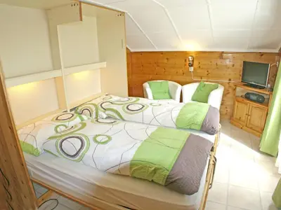 Ein Bett oder Betten in einem Zimmer der Unterkunft Studio Bergfink Dachgeschoss-2 by Interhome