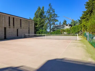 Tennis und/oder Squash in der Unterkunft Apartment Jeanne D'Arc Apt- E-38 by Interhome oder in der Nähe