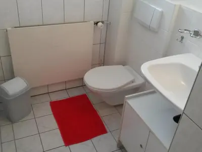 Ein Badezimmer in der Unterkunft Apartment ABC Ferienwohnung 3 1- OG Nord-Ost by Interhome