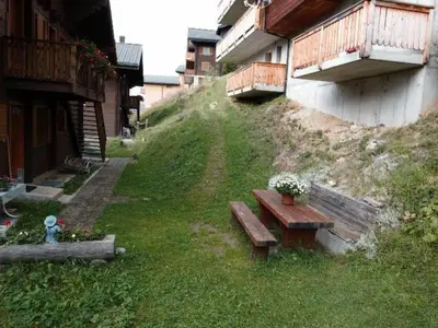 Ein Garten an der Unterkunft Apartment Bärgblüemli 1- OG Ost by Interhome