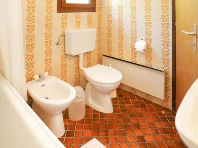 Ein Badezimmer in der Unterkunft Chalet Chalet Praline by Interhome
