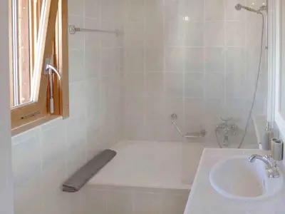 Ein Badezimmer in der Unterkunft Apartment Le Tsaumiau A 17 by Interhome